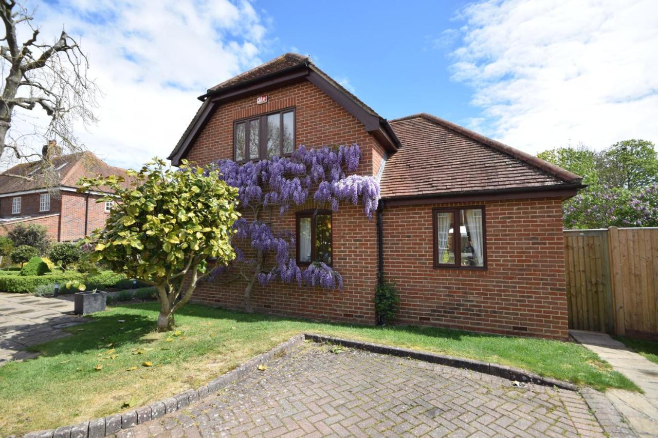 Wisteria Way, Tangmere Экстерьер фото